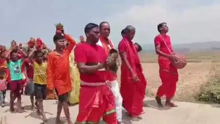 बंदगांव: कराईकेला के बाउरीसाई में हरिकीर्तन के लिए कलश यात्रा निकाली गई, भीड़ उमड़ी