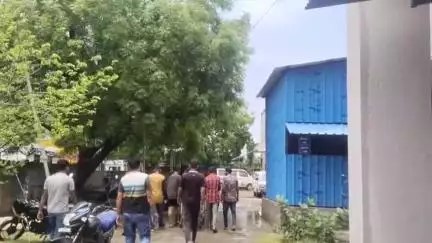 વાગરા: વાગરા થી ઓરા ગામને જોડતા માર્ગ પાસે એક ખેતરમાં ઝાડની ઉપર લટકતી હાલતમાં લાશ મળી આવતા પંથકમાં ચકચાર મચી જવા પામી#vagara