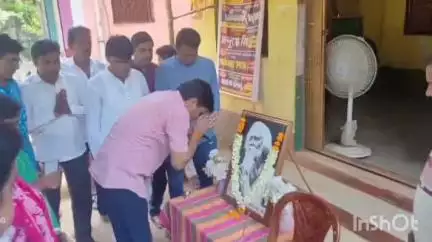 সীমলাপাল: কবিগুরুর প্রতিকৃতিতে মাল্য দান ও পুষ্পার্ঘ্য অর্পণ করে কবিগুরুর জন্ম দিবস পালন করলেন তালডাংরা বিধানসভার বিধায়ক