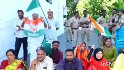 പൊന്നാനി: പുഴമ്പ്രത്തെ മദ്യശാലക്കെതിരെ പ്രതിഷേധവുമായി നഗരസഭ പ്രതിപക്ഷ അംഗങ്ങൾ