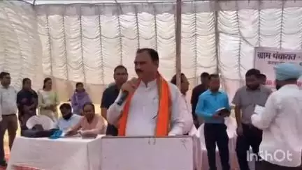 शिवपुरी समाधान शिविर में कैबिनेट मंत्री श्याम बिहारी जायसवाल ने ग्रामीणों को दी योजनाओं की जानकारी