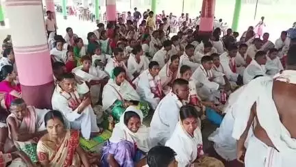 চাৰিদুৱাৰ: বৰপুখুৰীপাৰৰ হৰি মন্দিৰ প্ৰাংগনত  সামুহিক বিবাহ অনুষ্ঠান অনুষ্ঠিত,১৪ যোৰা দৰা কন্যাৰ বিবাহ সম্পন্ন