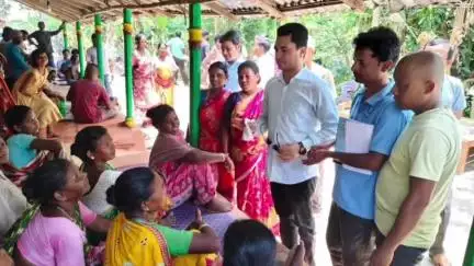 ইটাহার: নহনিপুর গ্রামে জনসংযোগ করে আদিবাসীদের অভাব অভিযোগের কথা শুনলেন ইটাহারের বিধায়ক
