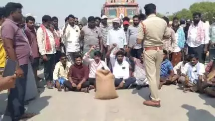 జాజిరెడ్డి గూడెం: జాజిరెడ్డిగూడెంలో రైతుల ఆందోళన