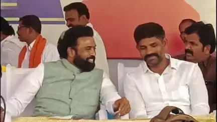 ಕುರುಗೊಡು: ತಾಲೂಕಿನ ಸೋಮ ಸಮುದ್ರದಲ್ಲಿ ಒಂದೇ ವೇದಿಕೆ ಹಂಚಿಕೊಂಡ ಕಂಪ್ಲಿ ಶಾಸಕ ಗಣೇಶ್ ಮತ್ತು ಮಾಜಿ ಸಚಿವ ಬಿ ಶ್ರೀರಾಮುಲು