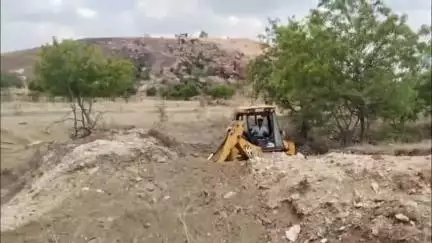 குஜிலியம்பாறை: காளகவுண்டன்பட்டியில் பொது ஓடையில் இருந்த ஆக்கிரமிப்புகள் வருவாய் துறையினரால் அகற்றம்