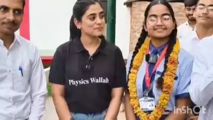 सरई: फिजिक्स वाला ने छात्र प्रजा जायसवाल को घर पहुँचकर किया सम्मानित