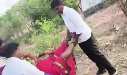 సదాశివనగర్: సదాశివ నగర్ ప్రధాన రహదారిపై నడుచుకుంటూ వెళుతున్న మహిళను ఢీ కొట్టిన గుర్తుతెలియని వాహనం