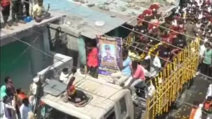 देगलूर: आठ महिन्याच्या मुलीला कडेवर घेऊन शहीद जवान सचिन वनंजे यांना देगलूर येथे शहिदाच्या पत्नीने आपल्या पतीला अखेरचा निरोप दिला