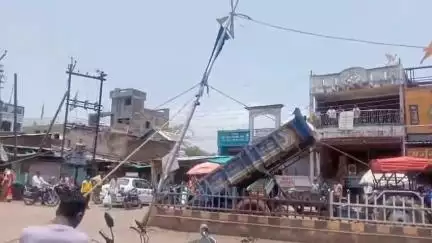तळोदा: तळोदा शहरातील मुख्य रस्त्यांवरील जीर्ण विद्युत खांब  अखेर बदलण्यात आला पब्लिक ॲपचा इम्पॅक्ट #jansamasya