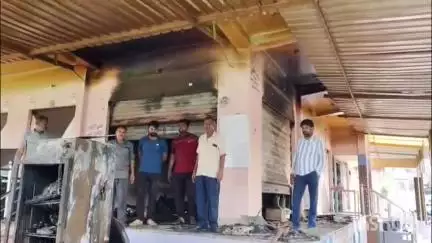 करेड़ा: किडिमाल में डेयरी बूथ और दुकान में लगी भीषण आग, लाखों का सामान जलकर हुआ खाक