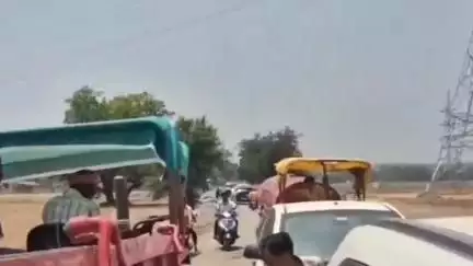 तमनार: तमनार के गोढ़ी कसडोल सड़क मार्ग को पूर्ण कराने सैकड़ो ग्रामीण व जनप्रतिनिधियो ने कलेक्टर को ज्ञापन सौंपा #jansamasya