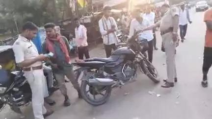कुदरा में रात्रि गस्ती में बाइक चेकिंग के दौरान चोरी की काले रंग की स्प्लेंडर बाइक के साथ आरोपी गिरफ्तार