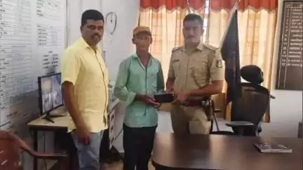 ಯಲಬರ್ಗ: ಪಟ್ಟಣದಲ್ಲಿನ  ಪೊಲೀಸ್ ಠಾಣೆ ವತಿಯಿಂದ ಕಳೆದು ಹೋದ ಮೊಬೈಲಗಳನ್ನು CEIR ಪೋರ್ಟಲ್ ಮುಖಾಂತರ ಪತ್ತೆ ವಾರಸುದಾರರಿಗೆ ಹಿಂದಿರಿಗಿಸಲಾಯಿತು