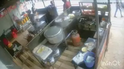 തിരൂര്‍: വളാഞ്ചേരിയിൽ ബിരിയാണി സെന്ററിലെ കത്തിക്കുത്തിൽ ഒരാൾ പിടിയിൽ, സി.സി.ടി.വി ദൃശ്യം പുറത്ത്