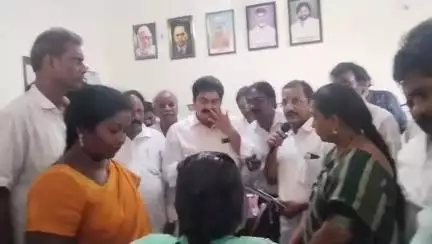 దోమడా గ్రామస్తులకు ఇళ్ల పట్టాలు ఇచ్చిన ఎమ్మెల్యే  నల్లమిల్లి రామకృష్ణారెడ్డి