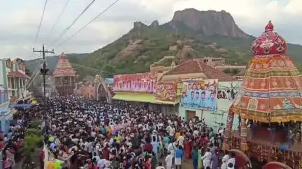 சிங்கம்புனரி: பிரான்மலையில்  சித்திரை திருவிழா தேரோட்டம் "தேர் நிலையை அடைந்ததும் பக்தர்கள் மீது பிரசாதமாக மாங்கனி, வாழைப்பழங்கள் வீச்சு"