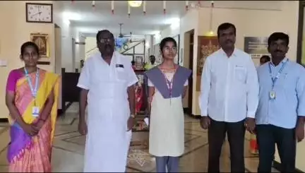 மண்ணச்சநல்லூர்: நம்பர் ஒன் டோல்கேட் அருகே 12ம் வகுப்பு பொதுத் தேர்வில் மாநிலத்தில் 3வது இடம் பிடித்து வெற்றி பெற்ற மாணவிக்கு பாராட்டு