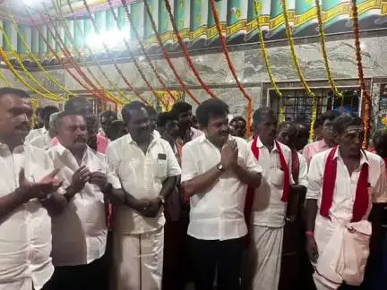 தேன்கனிகோட்டை: தொளுவபெட்டா கிராமத்தில் நடந்த கோவில் கும்பாபிஷேக நிகழ்வில் பங்கேற்று வழிபட்டு தன்கொடை வழங்கிய தளி எம்எல்ஏ