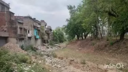 भवनाथपुर: रजदहवा नदी पर अतिक्रमण, चौड़ाई घटकर रह गई