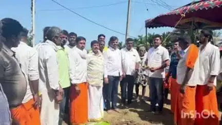 ತರೀಕೆರೆ: ಎಂ.ಸಿ.ಆರ್.ಪಿ ಕಾಲೋನಿಯಲ್ಲಿ ಶ್ರೀ ಚೌಡೇಶ್ವರಿ ಅಮ್ಮ ನೂತನ ದೇವಸ್ಥಾನ ಕಾಮಗಾರಿಗೆ ಗುದ್ದಲಿ ಪೂಜೆ ನೆರವೇರಿಸಿದ ಶಾಸಕ ಶ್ರೀನಿವಾಸ್