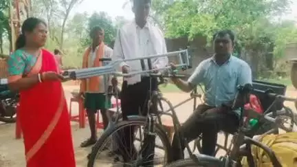 दुलमी: दुलमी बाजारटांड में दिव्यांगों को बैशाखी का वितरण