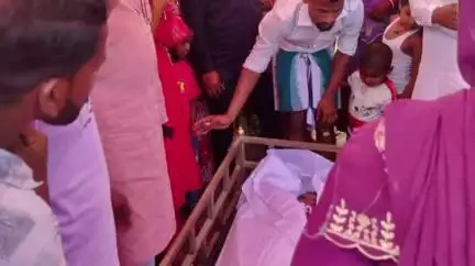 कस्बा: कस्बा प्रखंड के निवासी मोहम्मद तौफीक के परिवार से मिलने पहुंचे कस्बा के पूर्व प्रमुख इरफान आलम