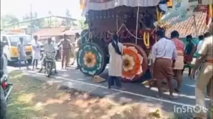 குடவாசல்: மாப்பிள்ளை சாமி திருக்கோவிலில் சித்திரை திருவிழாவில் சிறுமி ஒருவர் தேருக்கு அசாத்தியமாக முட்டுக்கட்டை போட்டார்