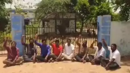 త్రిపురారం: పెద్దదేవులపల్లి గ్రామంలో పెండింగ్ వేతనాలు చెల్లించాలని వాటర్ ప్లాంట్ బంద్ చేసి కాంటాక్ట్ కార్మికుల ధర్నా