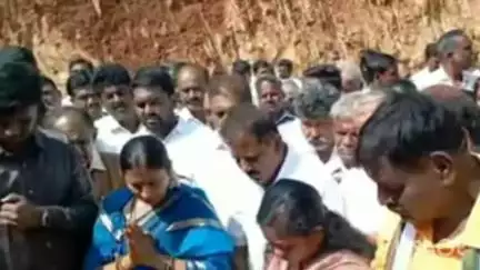 ಕೆ.ಜಿ.ಎಫ್: ನಗರದಲ್ಲಿ ಶ್ರೀ ಲಕ್ಷ್ಮಿವೆಂಕಟರಮಣಸ್ವಾಮಿ ದೇವಾಲಯದ ರಾಜಗೋಪುರ ಕಾಮಗಾರಿಗೆ ವಿಧ್ಯುಕ್ತವಾಗಿ ಚಾಲನೆ ನೀಡಿದ ಶಾಸಕಿ ರೂಪಕಲಾಶಶಿಧರ್