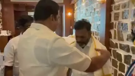 தேன்கனிகோட்டை: விசிக நிகழ்வுகளில் பங்கேற்க வருகை தந்த விசிக தலைவரை தேன்கனிக்கோட்டை அருகே மரியாதை நிமித்தமாக சந்திந்த MLA பிரகாஷ்