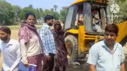 नांगल राजावतान: बडागांव में राष्ट्रीय राजमार्ग से बंधवाली ढाणी के रास्ते पर 50 साल से बंद रास्ते को प्रशासन ने जेसीबी से खुलवाया