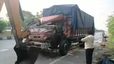 మునగాల: మునగాల గ్రామంలో ఆగి ఉన్న ప్రైవేటు బస్సు నుండి కొట్టిన డీసీఎం