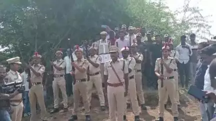 మాచారెడ్డి: పాల్వంచలో అధికారిక లాంచనాలతో గ్రేహౌండ్స్ కానిస్టేబుల్ శ్రీధర్ అంత్యక్రియలు