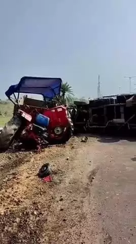 ফরাক্কা: ফারাক্কা থানা এলাকার NTPC মোড়ে ট্রাক্টর ও পিকআপ ভ্যানের মুখোমুখী সংঘর্ষে আহত 2 চালক, ঘটনাস্থানে পুলিশ
