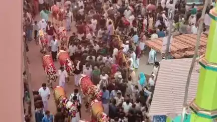 கீழக்கரை: ஏர்வாடி தர்ஹா சந்தனக்கூடு திருவிழா கொடியேற்றம்