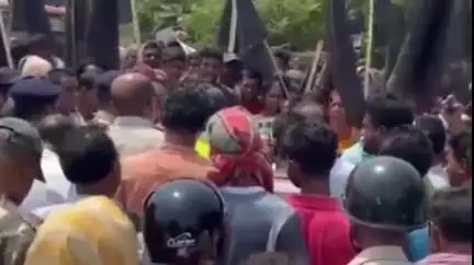 নবগ্রাম: নবগ্রাম থানার পোমিয়া বাস স্ট্যান্ড এলাকায় রাস্তার দাবী জানিয়ে বিক্ষোভ দেখালো স্থানীয় বাসিন্দারা