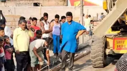 সামশেরগঞ্জ: অন্তর্দীপা থেকে সীতারামপুরের ঢালাই রাস্তার কাজ পরিদর্শন করলেন বিধায়ক