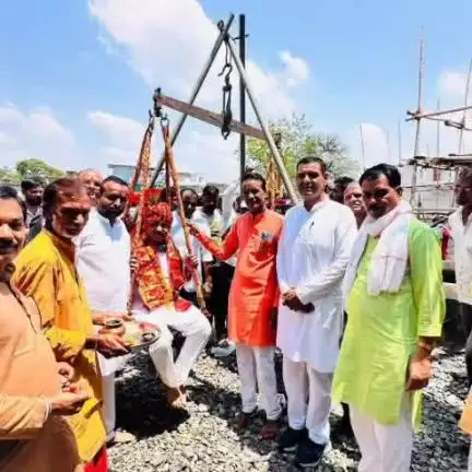 अवंतिपुर बड़ोदिया: MLA घनश्याम चंद्रवंशी ने ग्राम खोखराकला पहुंचकर ग्रामीणों से की मुलाकात, ग्रामीणों ने किया तुलादान