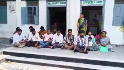 ఎమ్మిగనూరు: ఎమ్మిగనూరు : మాచాలి సోమప్ప పాఠశాల ముందు విద్యార్థుల తల్లిదండ్రులతో కలిసి ధర్నా చేపట్టిన NUSI జిల్లా నాయకులు ..