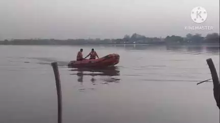 गुन्नौर: घरेलू विवाद के चलते महिला ने राजघाट गंगा घाट पर गंगा में छलांग लगाई, गोताखोरों ने महिला को बचा लिया