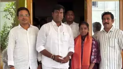 ఎమ్మిగనూరు: ఎమ్మిగనూరు : జేఈ అడ్వాన్స్ ఆల్ ఇండియా స్థాయిలో ర్యాంక్ సాధించిన విద్యార్థిని అనూష మాధురిని అభినందించిన ఎమ్మెల్యే..