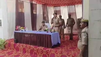 बदलापुर: लेदूका बाजार में जनचौपाल में एसपी ने सुनी समस्याएं, पुलिस बल के साथ किया पैदल गश्त