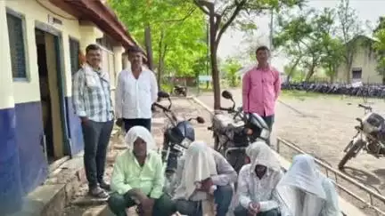 मुर्तीजापूर: हातगाव ग्रामपंचायत नजीक सार्वजनिक रोडवर बेकायदेशीर सुरू जुगारावर शहर पोलिसांची धाड, मुद्देमालासह चार जणांना अटक