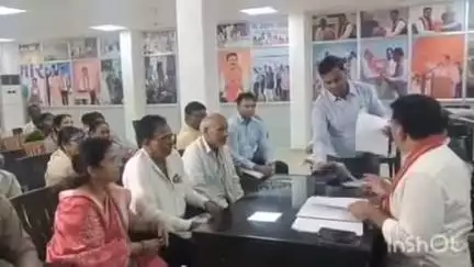 रायपुर: रायपुर में गृह मंत्री विजय शर्मा ने शहीद जवानों के परिजनों से की मुलाकात, अधिकारियों को दिए निर्देश