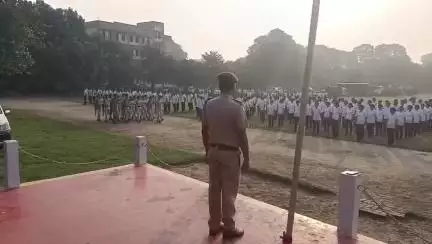 आज दिनांक-10.06.2025 दिन मंगलवार को पुलिस पदाधिकारी एवं कर्मियों में अनुशासन बनाए रखने हेतु पुलिस केन्द्र, कटिहार में पुलिस उपाधीक्षक (रक्षित), कटिहार के नेतृत्व में जनरल परेड का आयोजन किया गया ।
