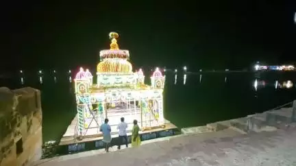 புதுக்கோட்டை: திருவரங்குலத்தில் நடந்த தெப்ப திருவிழாவில் ஏராளமான பொதுமக்கள் கலந்துகொண்டு கடவுள் வழிபாட்டில் ஈடுபட்டனர்