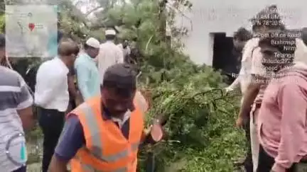 నిర్మల్: జిల్లా కేంద్రంలో ఈదురు గాలులు, భారీ వర్షంతో రహదారిపై పడిపోయిన చెట్లను తొలగించిన మున్సిపల్, పోలీస్ శాఖ సిబ్బంది
