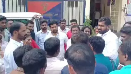हातकणंगले: इचलकरंजीत प्रार्थनास्थळ बंद पाडल्याने ख्रिस्ती बांधवांनी पोलीस ठाण्यात निवेदन देत पोलीस ठाण्याच्या दारातच केली प्रार्थना