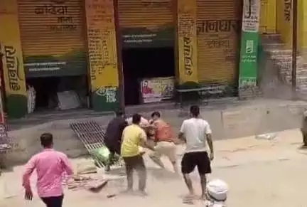 बदायूं: मनिकापुर कौर गांव में दुकानदार को डंडों और लात-घूसों से पीटने का वीडियो सोशल मीडिया पर हुआ वायरल